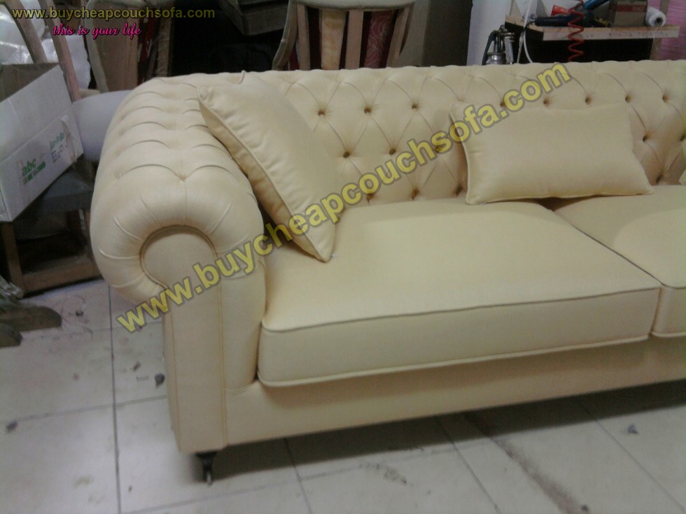 Kodu: 10412 - Luxury Cream Beige Velvet Chesterfield Sofa 3 Seater Rolled Arms